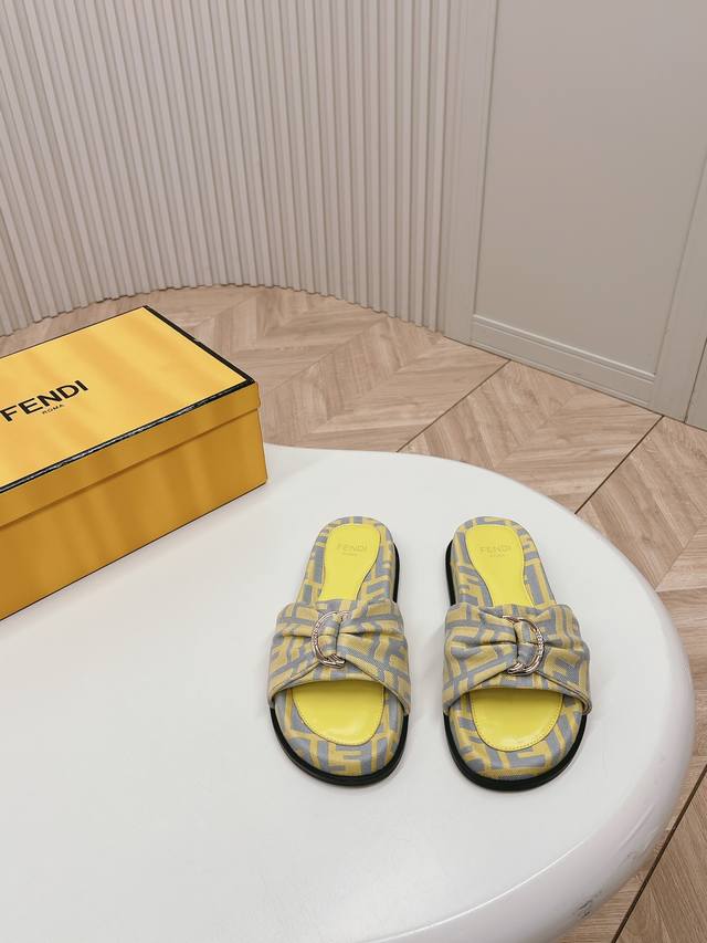 出 Fendi 芬迪 2024Ss 夏季新品ff老花拖鞋 上街穿搭的不二之选 专柜买断货的爆款 经典老花设计，搭配ff Baguette装饰性搭扣，绚丽多姿的色